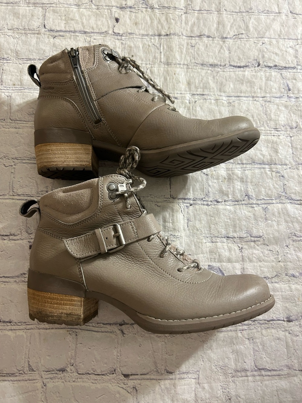 MERRELL SHILOH 11 LACE WATERPROOF BOOTS GREYISH TAUPE COLOR BUCKLE STRAP SIZE 9